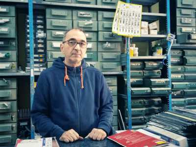 La prima sede fu aperta da Gaetano Murro nel 1950 in via Dalmazia ad angolo con via Ragusa, mentre l�odierna venne inaugurata nel 2007 dall�attuale proprietario e figlio di Gaetano, il 63enne Armando. Lo incontriamo dietro il bancone sul cui sfondo si trovano 500 cassettini che contengono minuterie di vario tipo